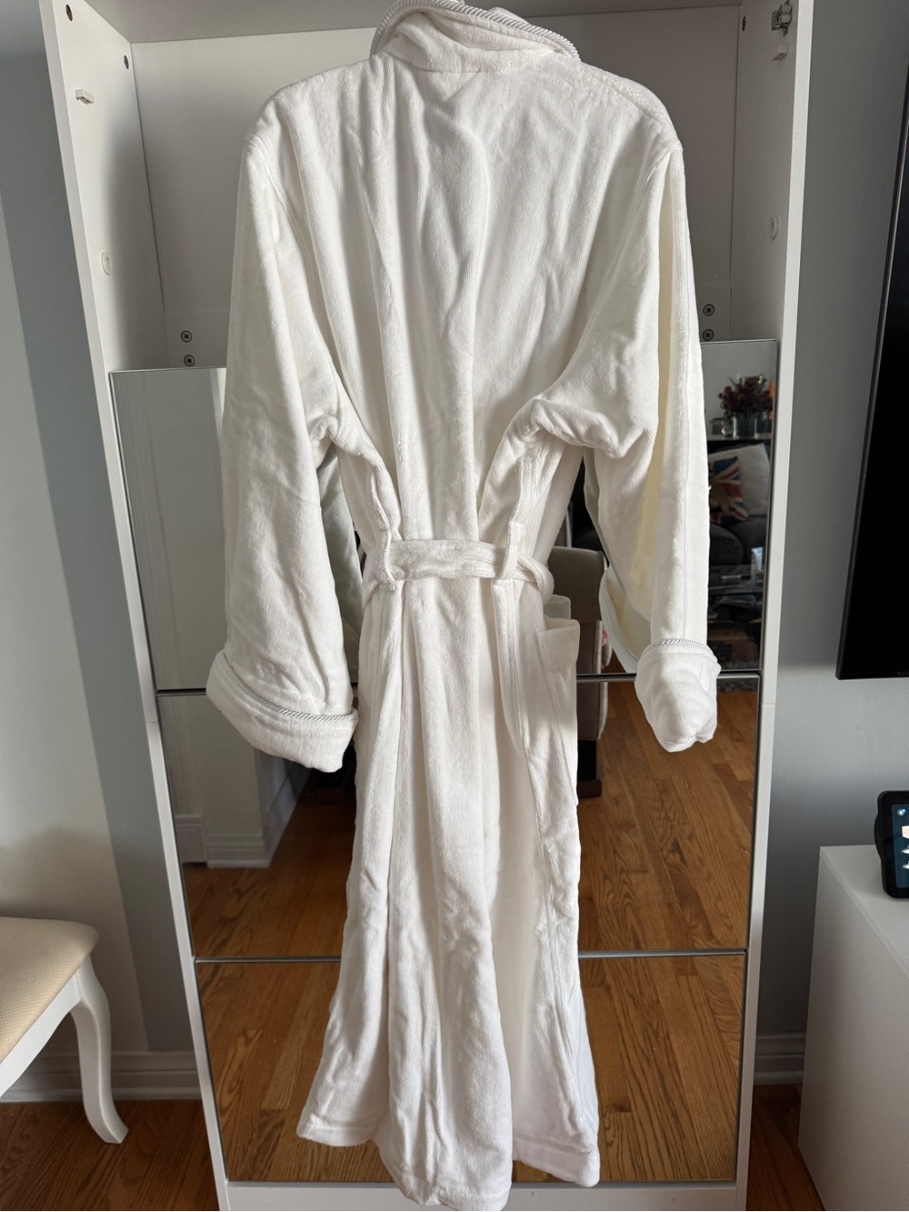 Luxury White Plush Bathrobe - Fairmont Hotel - Picture 3 of 8